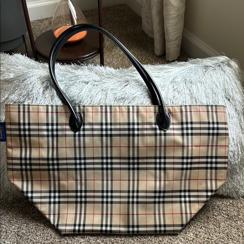 Authentic Burberry Beige Checkered Women's Tote Bag - Picture 3 of 16